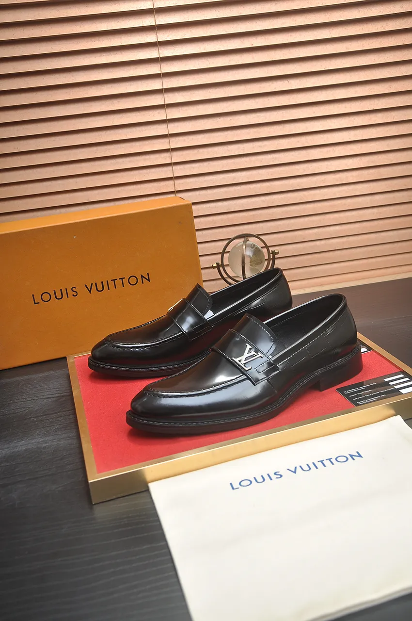 Men's men's shoes 💰460💶 [LV] (original single cowhide lining) 🍀LV's latest genuine leather business suit shoes are launched simultaneously on the official website. The first-layer cowhide imported from Italy is made of heavy gold, 💥1:1 rubber outsole from the official website. Versatile to wear, high-end without losing class, and the color combination is extraordinary. This four-season style is alluring when worn on your feet, showing off your big-name flair. Standard code 38-45 (45 customized)